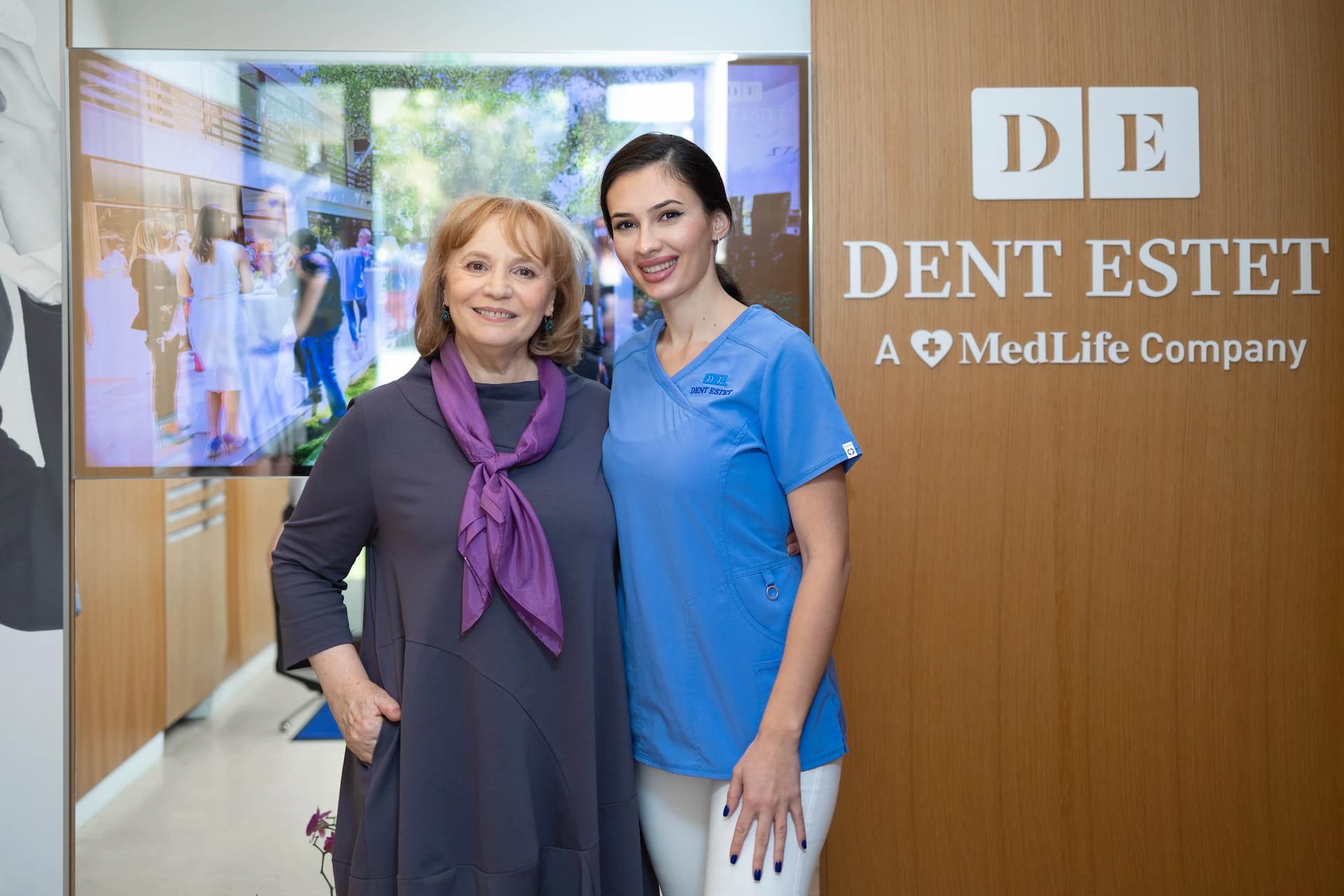 Pacienta și medicul stomatolog dr. Roxana Gheorghe, o relație de încredere după tratament. 