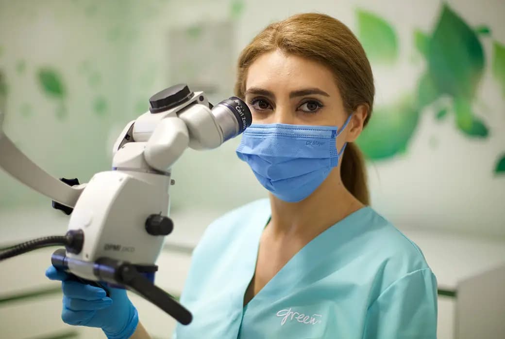 Dr. Bahare Azar, medic dentist București