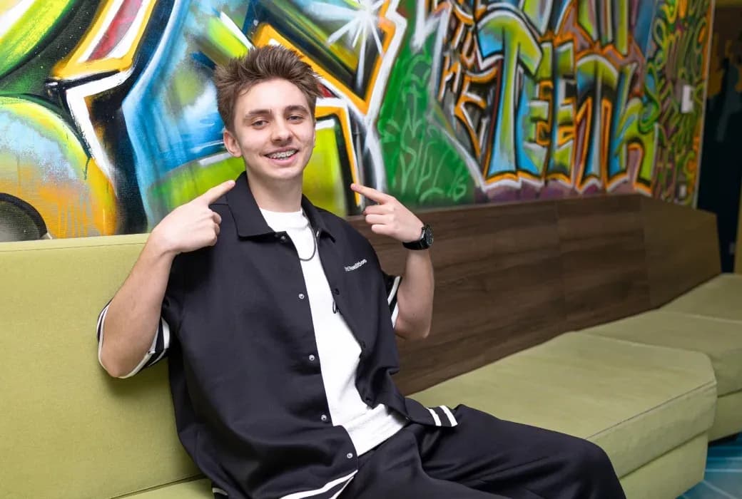 Adolescent cu aparat dentar 