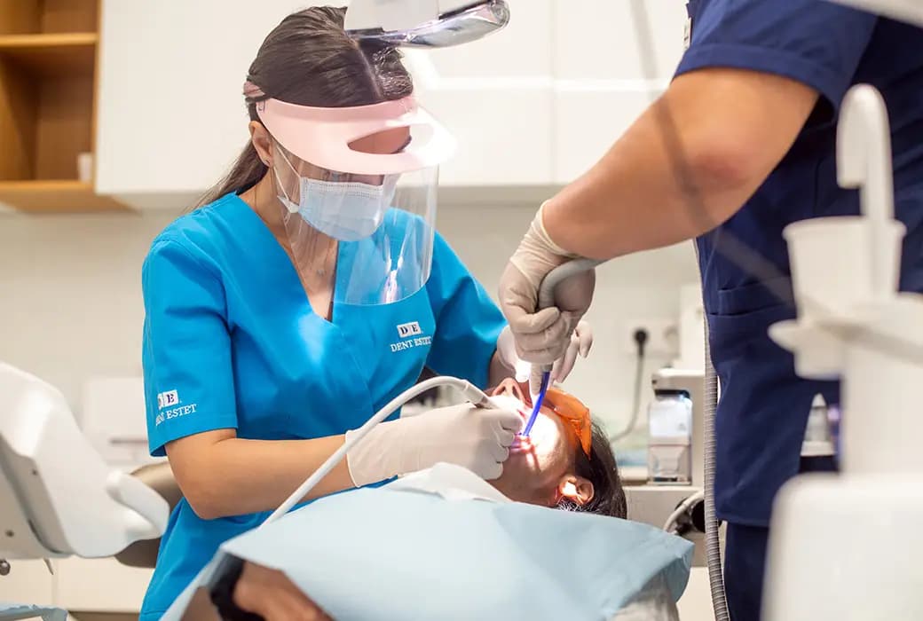 Medic stomatolog tratează pulpita dentară.