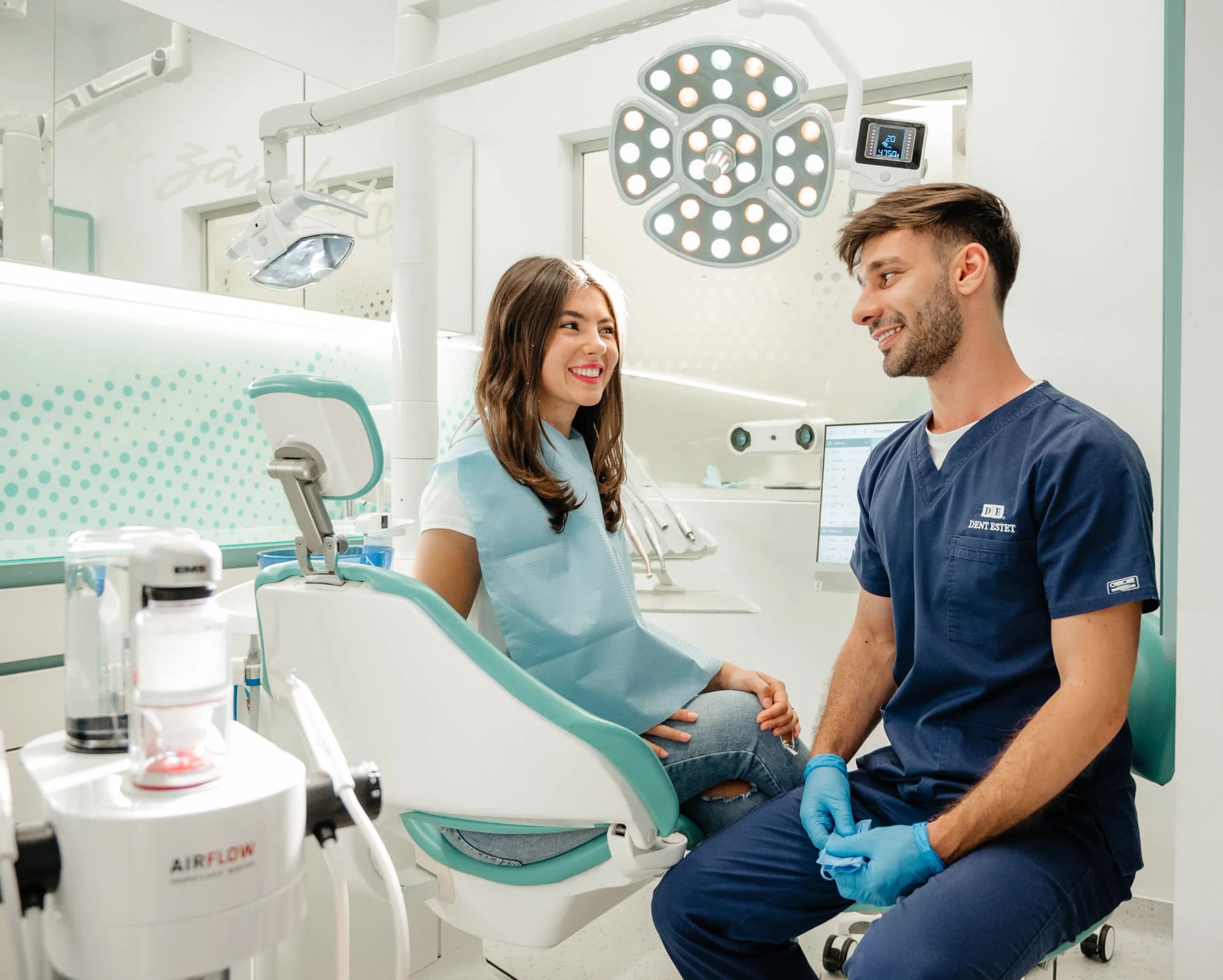 Pacienta primește recomandari pentru rutina de igiena orală de la medicul stomatolog dupa Air flow.