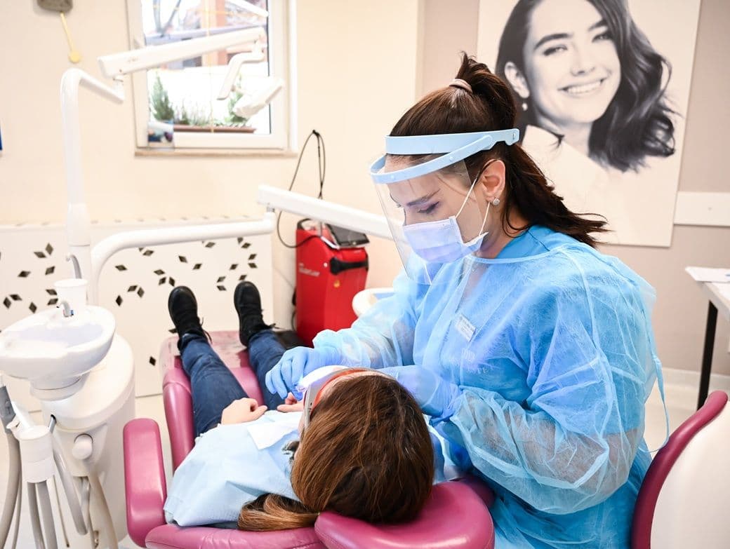 Medic stomatolog in cabinet DENT ESTET