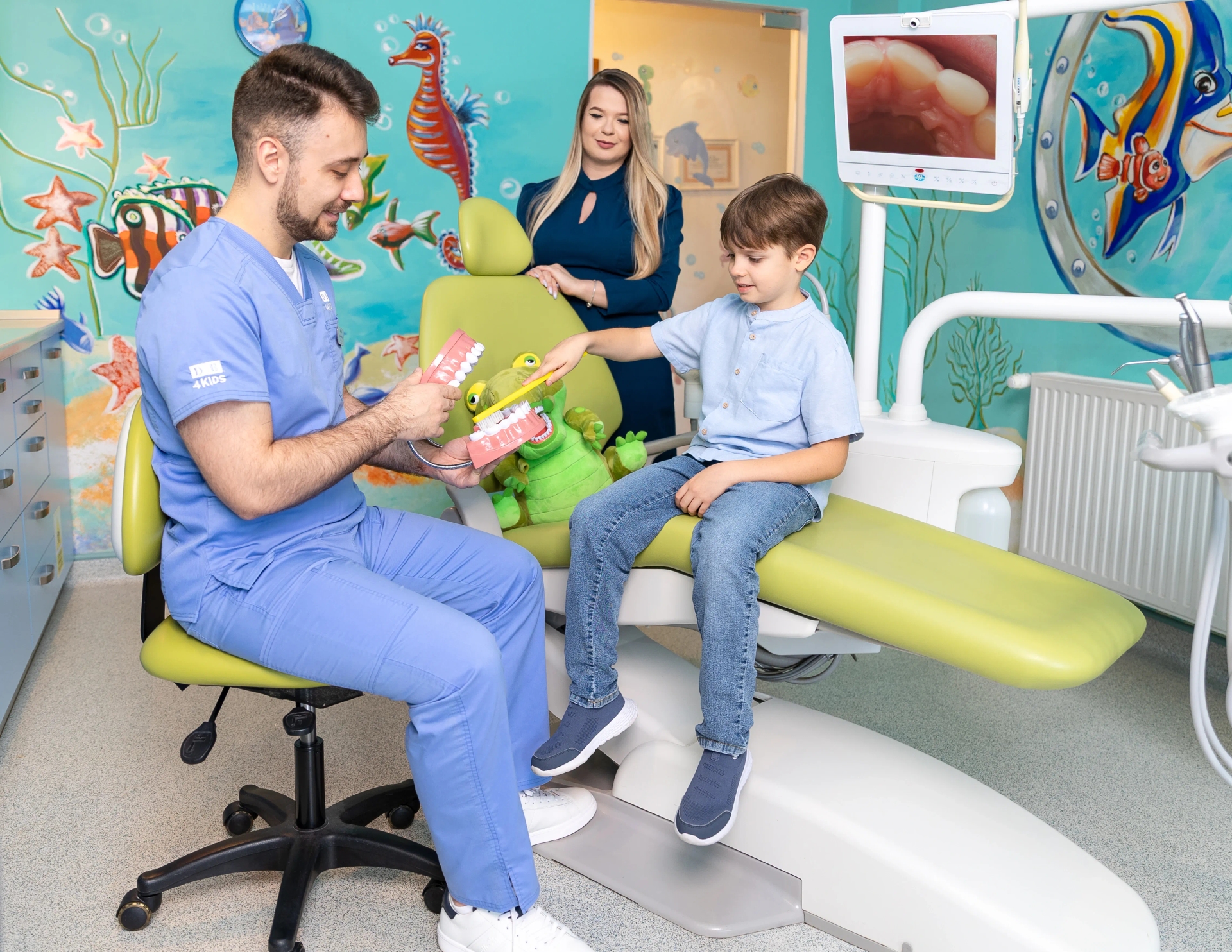 Dr. Alexandru Lazăr explică prevenția cariei dentre prin periaj și sigilări dentare.