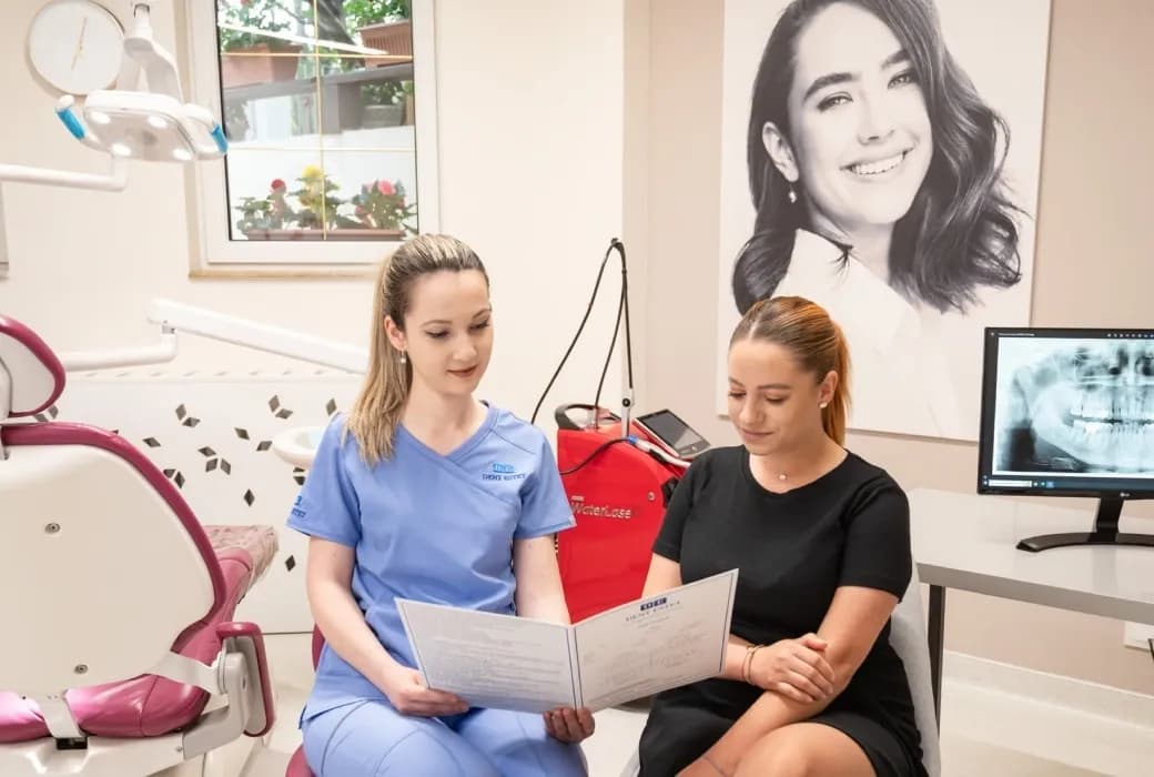 Medic stomatolog consiliază pacientul cu implant dentar