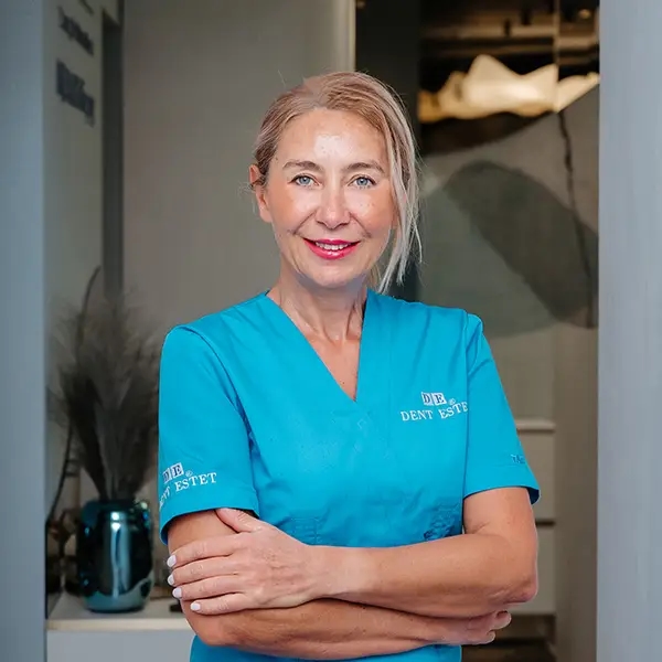 Dentist Brașov - Dr. Codruța Ciurescu, medic specialist chirurgie, implantologie și parodontologie.