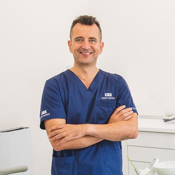 Dentist Oradea - Dr. Cosmin Costea, medic specialist chirurgie dento-alveolară.