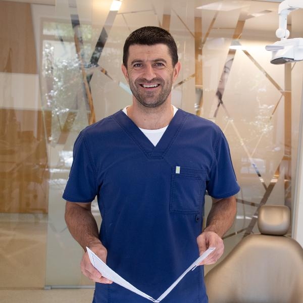 Dentist București - Dr. Dan Ștefan Niculescu, medic în implantologie și estetică dentară.