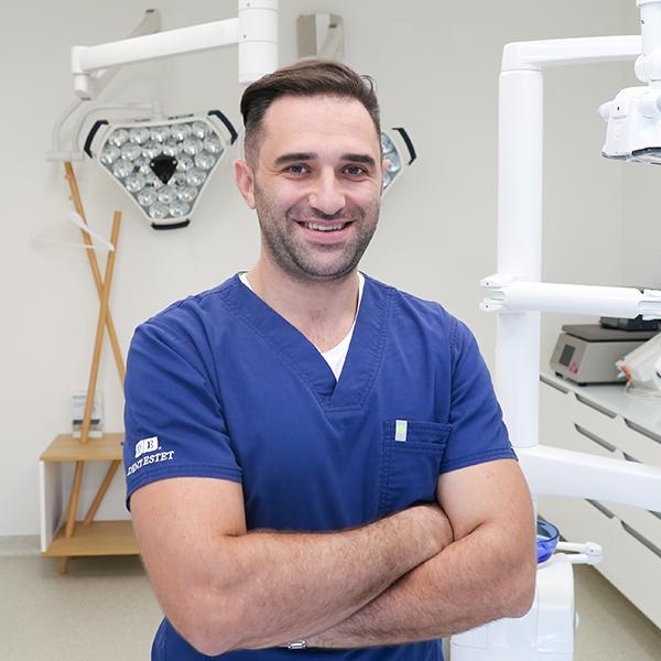 Dentist București - Dr. Dan Straja, medic stomatolog estetică dentară, atestat în implantologie.
