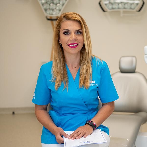 Dentist București - Dr. Erika Vasilescu, stomatolog specializat în endodonție și implantologie.