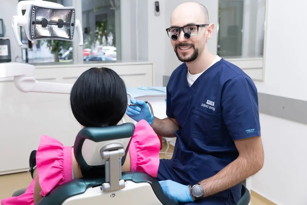 Dr. Horațiu Dobre și pacientă - detartraj implant dentar