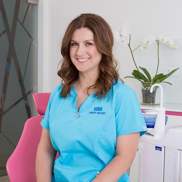 Dentist București - Dr. Ionela Dumitru, medic specializat în estetică dentară și implantologie.