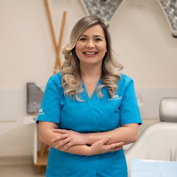 Dentist București - Dr. Marina Dobre, medic specialist în chirurgie dento-alveolară.