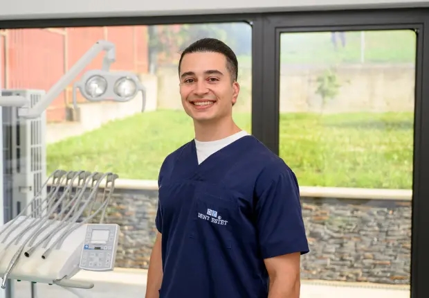 Dentist Oradea - Dr. Vlad Costea, medic stomatologie generală.