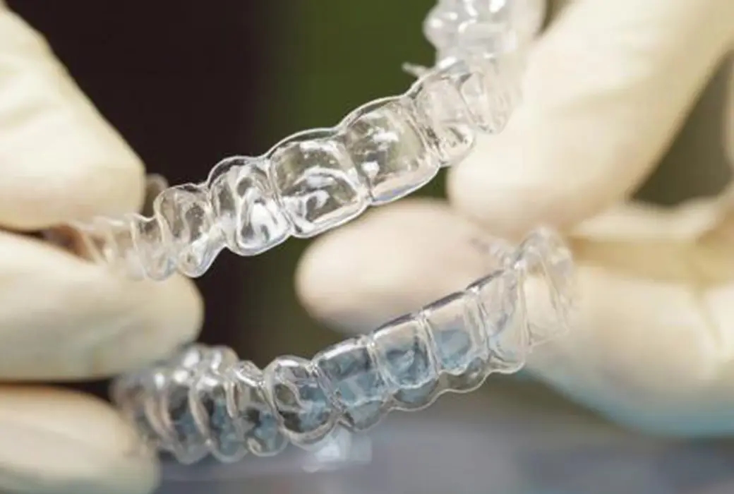 Aparat dentar transparent