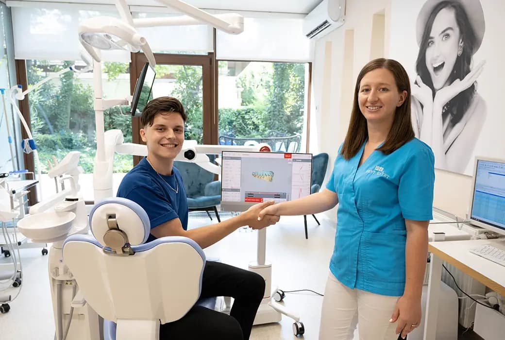 Pacient și medic stomatolog