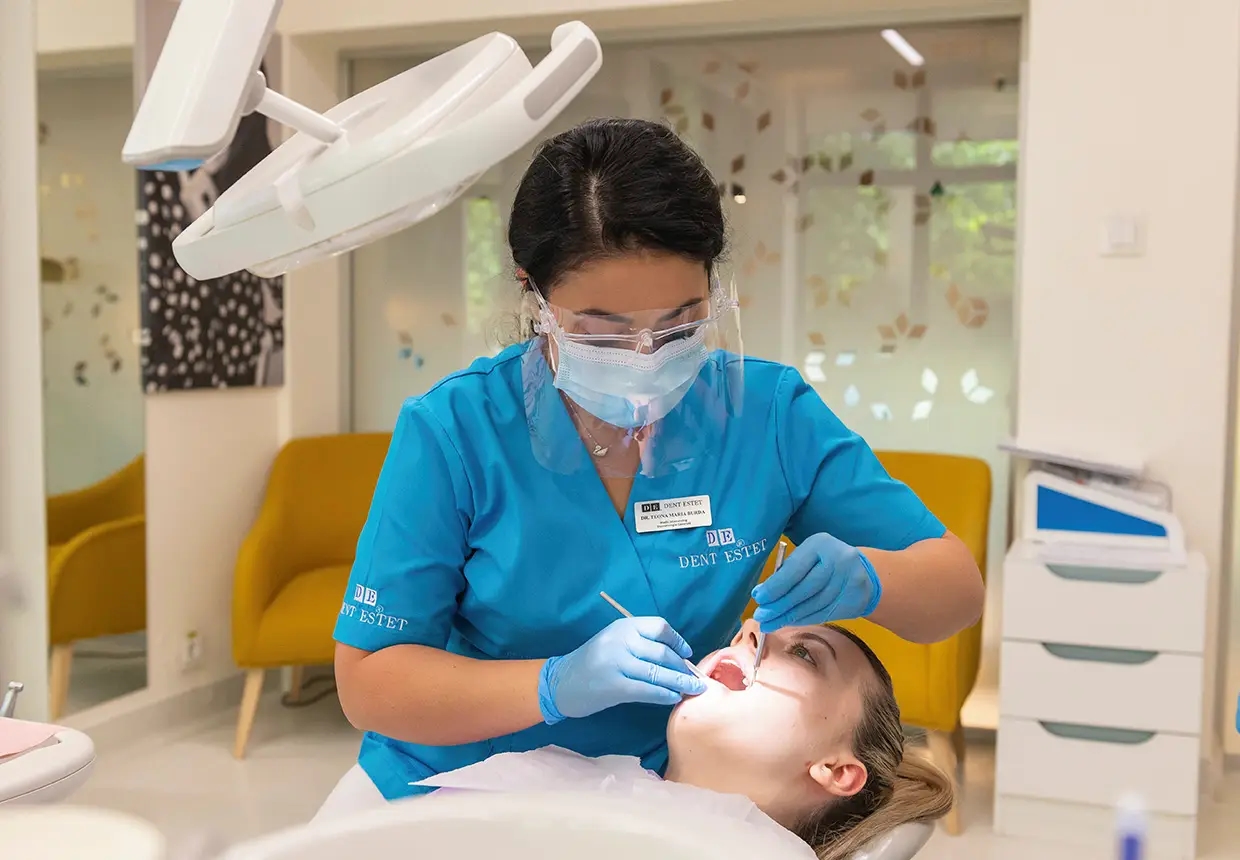 Medic stomatolog realizând un tratament dentar.