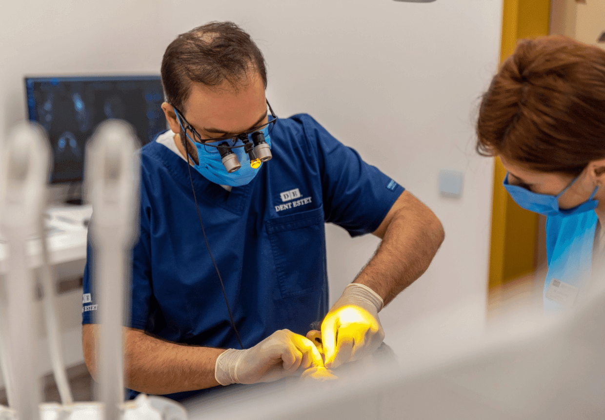 Dr. Adelin Radu consultă un pacient cu All-on-4