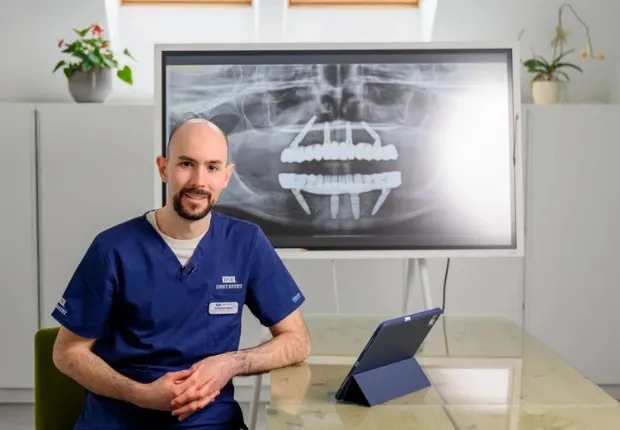 Dr. Horaţiu Dobre cu radiografie All-on-4