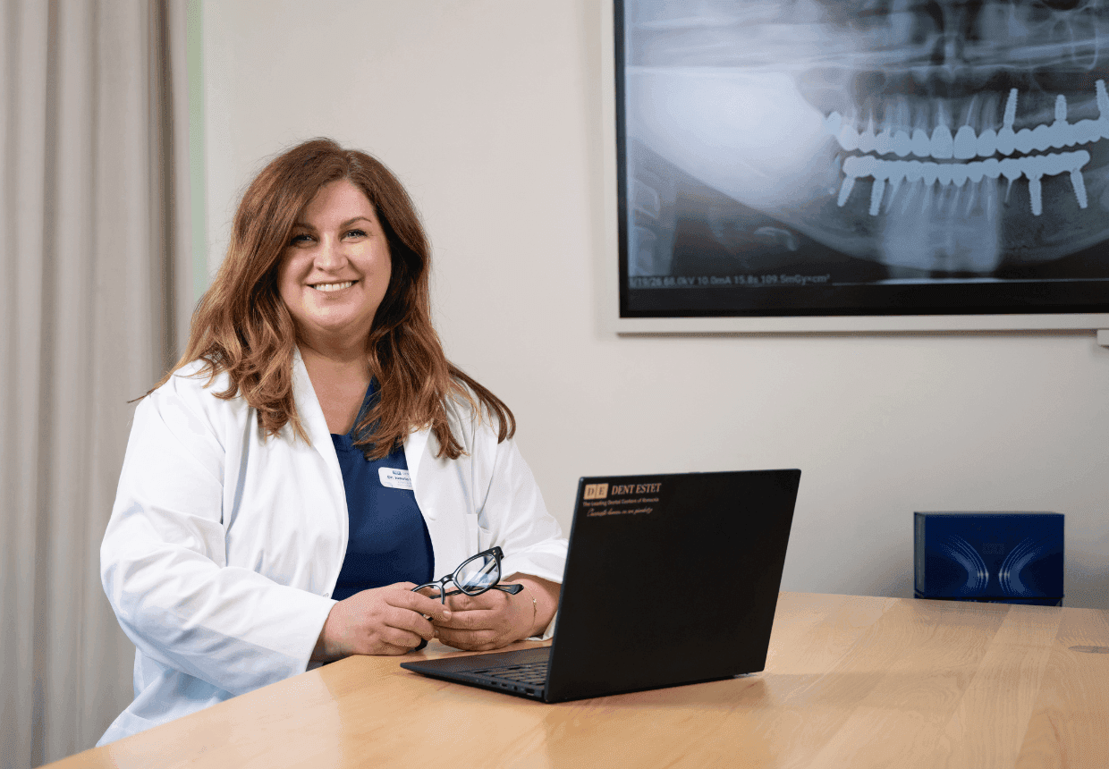 Doctor Ionela Dumitru in cabinet cu o radiografie cu implanturi