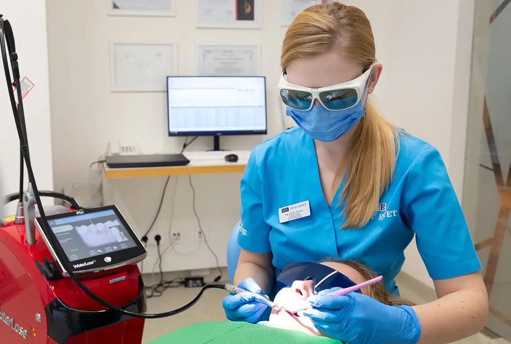 Medic stomatolog folosește laserul stomatologic.