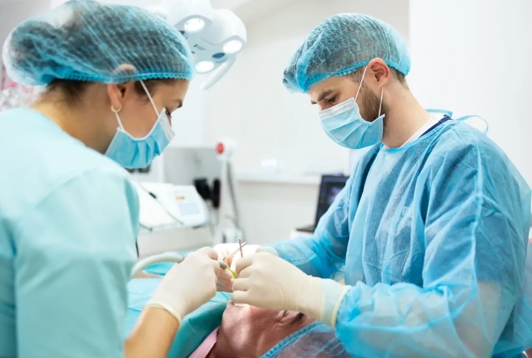 interventie tratament cu implant dentar