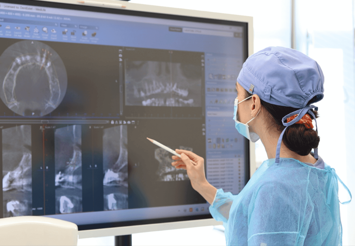 Medic care analizează tomografia CBCT - Implant dentar lângă nerv