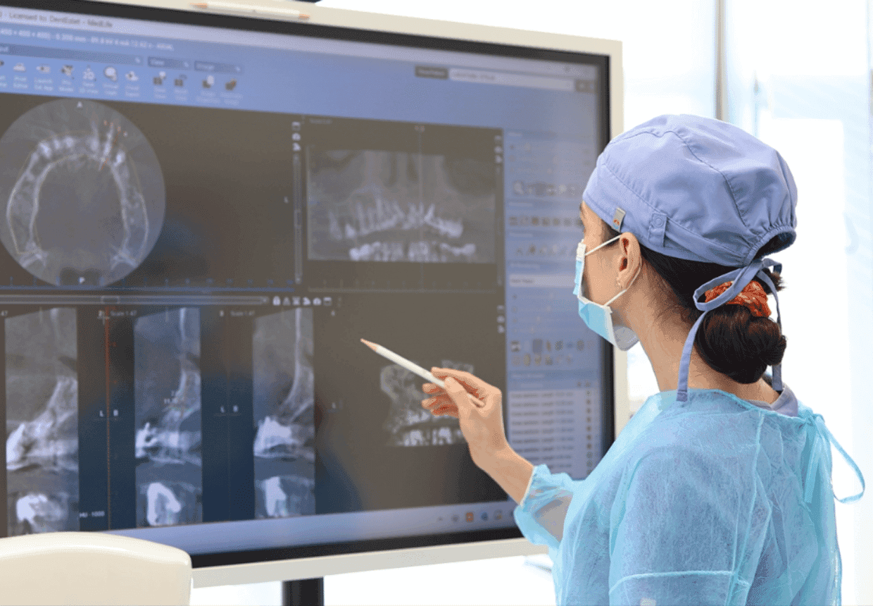 Medic care analizează tomografia CBCT - Implant dentar lângă nerv