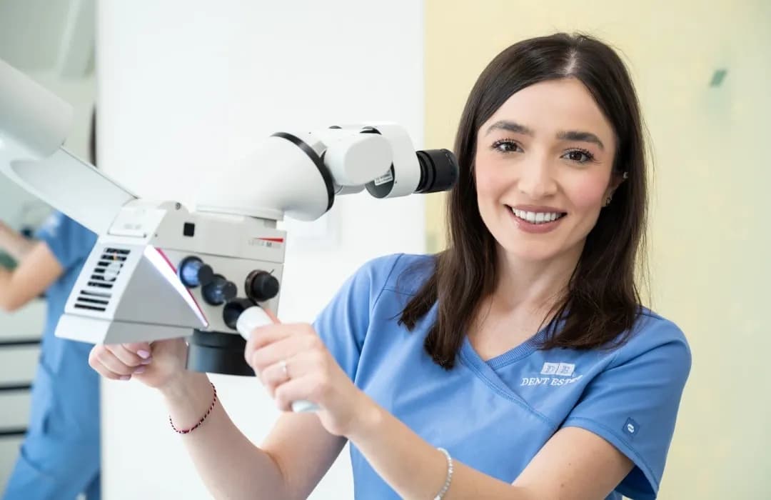 Medic endodont cu microscop endodontic pentru tratament de canal