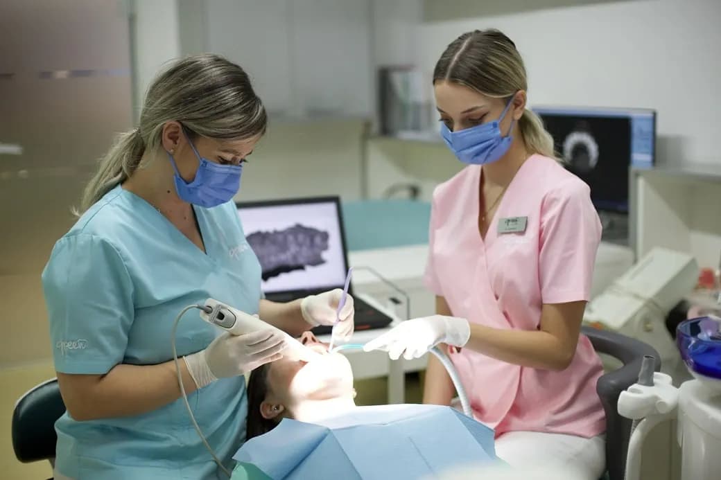 Medic implantolog cu pacientul in cabinet