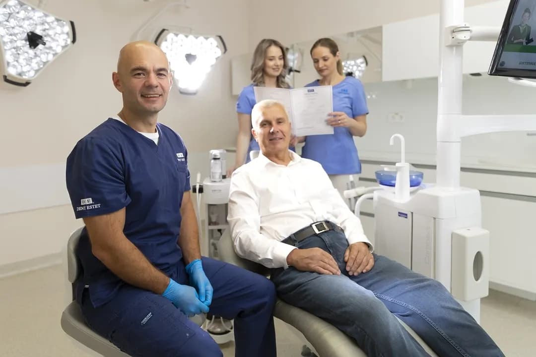 Medicul implantog si pacient in cabinetul stomatolog