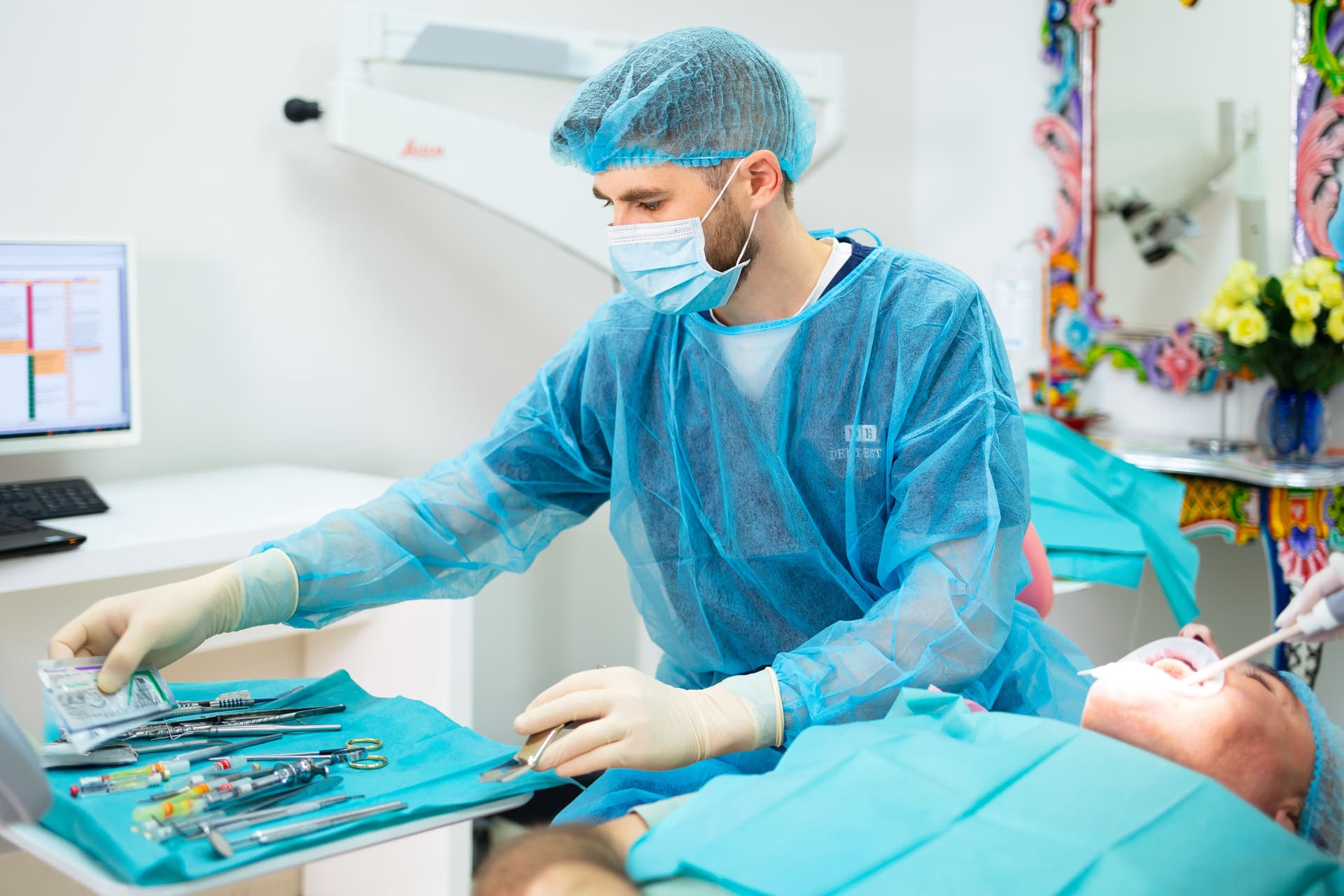 Medic implantolog realizează un tratament cu implant dentar în clinica DENT ESTET