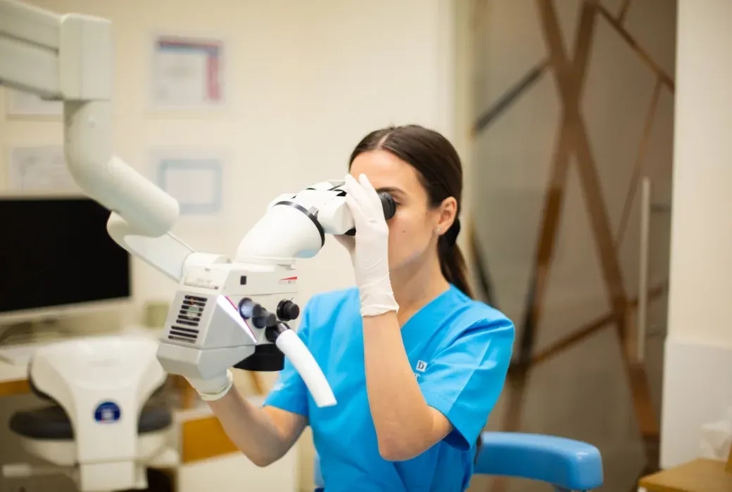 Medic in timpul unui tratament endodontic (de canal)