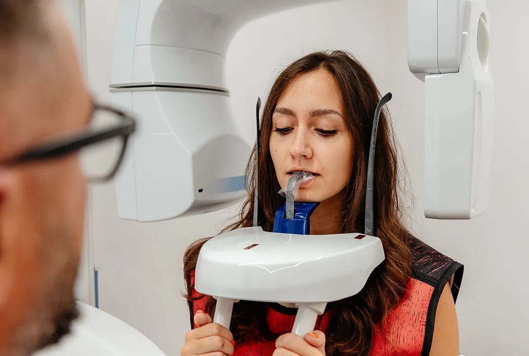 Pacient care realizeaza o radiografie panoramică dentară