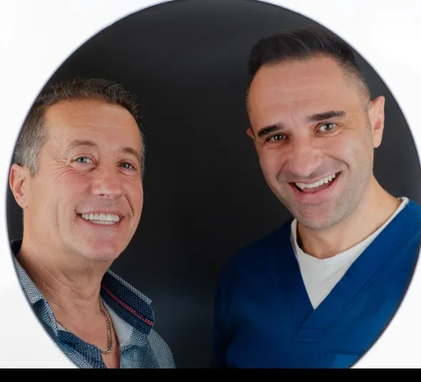 Medic pacient tratament cu implanturi dentare