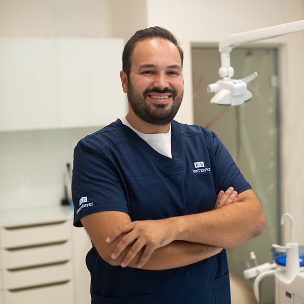 Dentist București - Dr. Adelin Radu, specialist în protetică și implantologie.