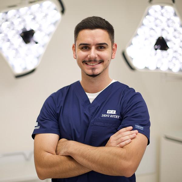 Dentist București - Dr. Alexandru Dogaru, medic rezident protetică dentară.