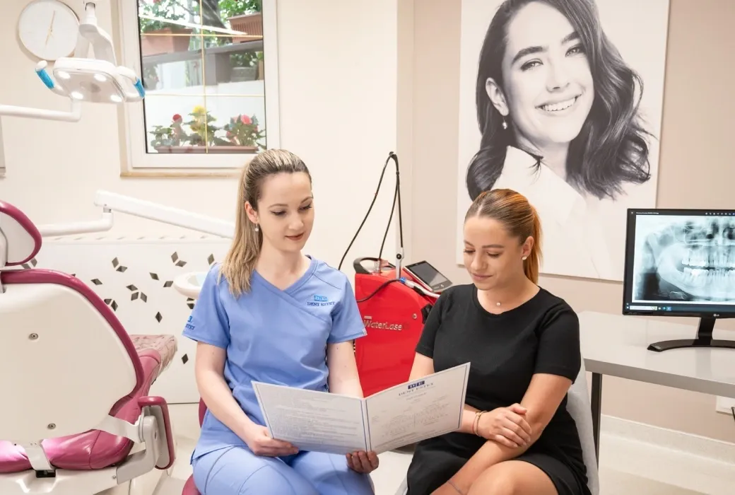 Medic stomatolog cu pacient in cabinet