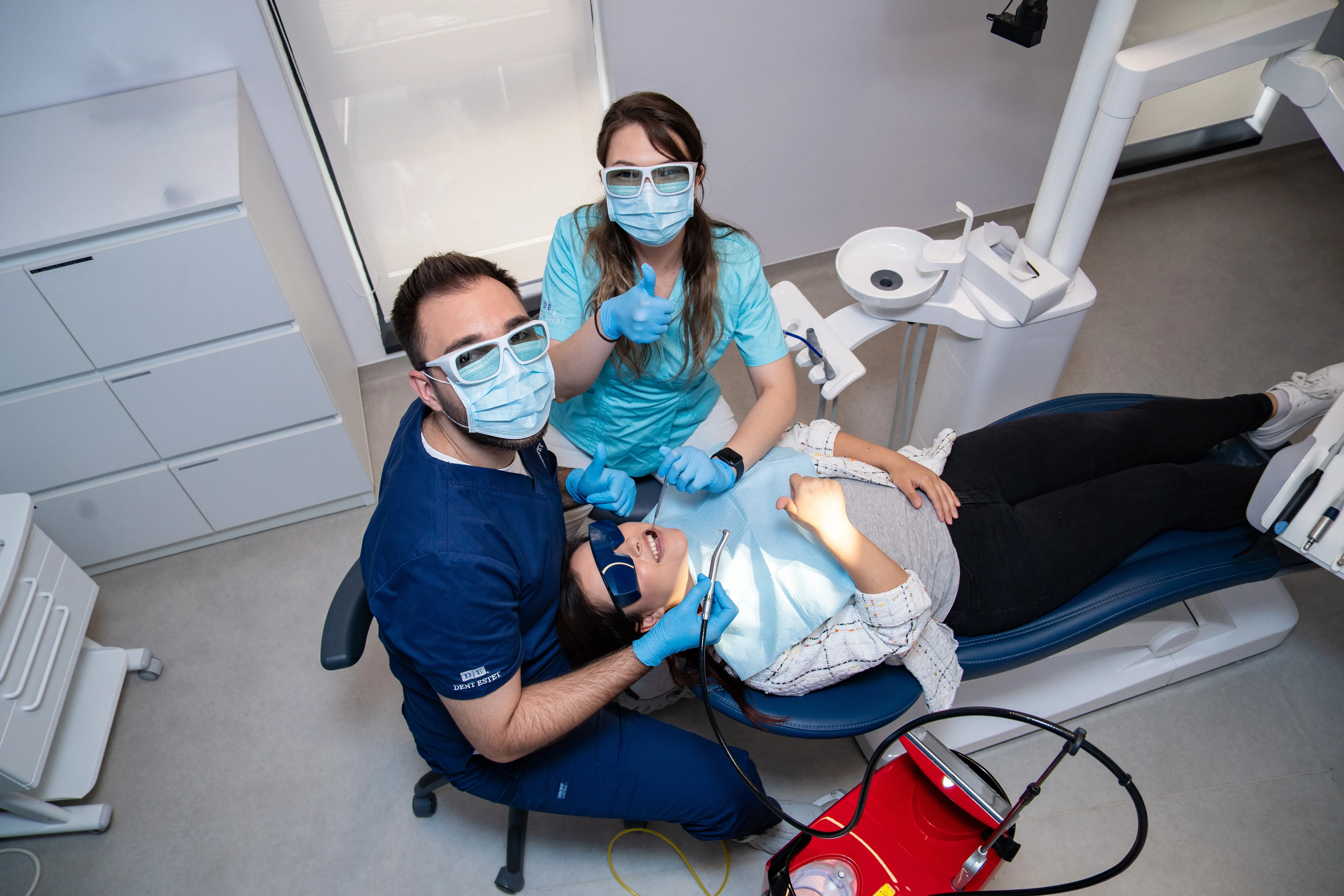 Dr. Constantin Budescu tratează parodontoza cu laserul stomatologic Biolase Waterlase.