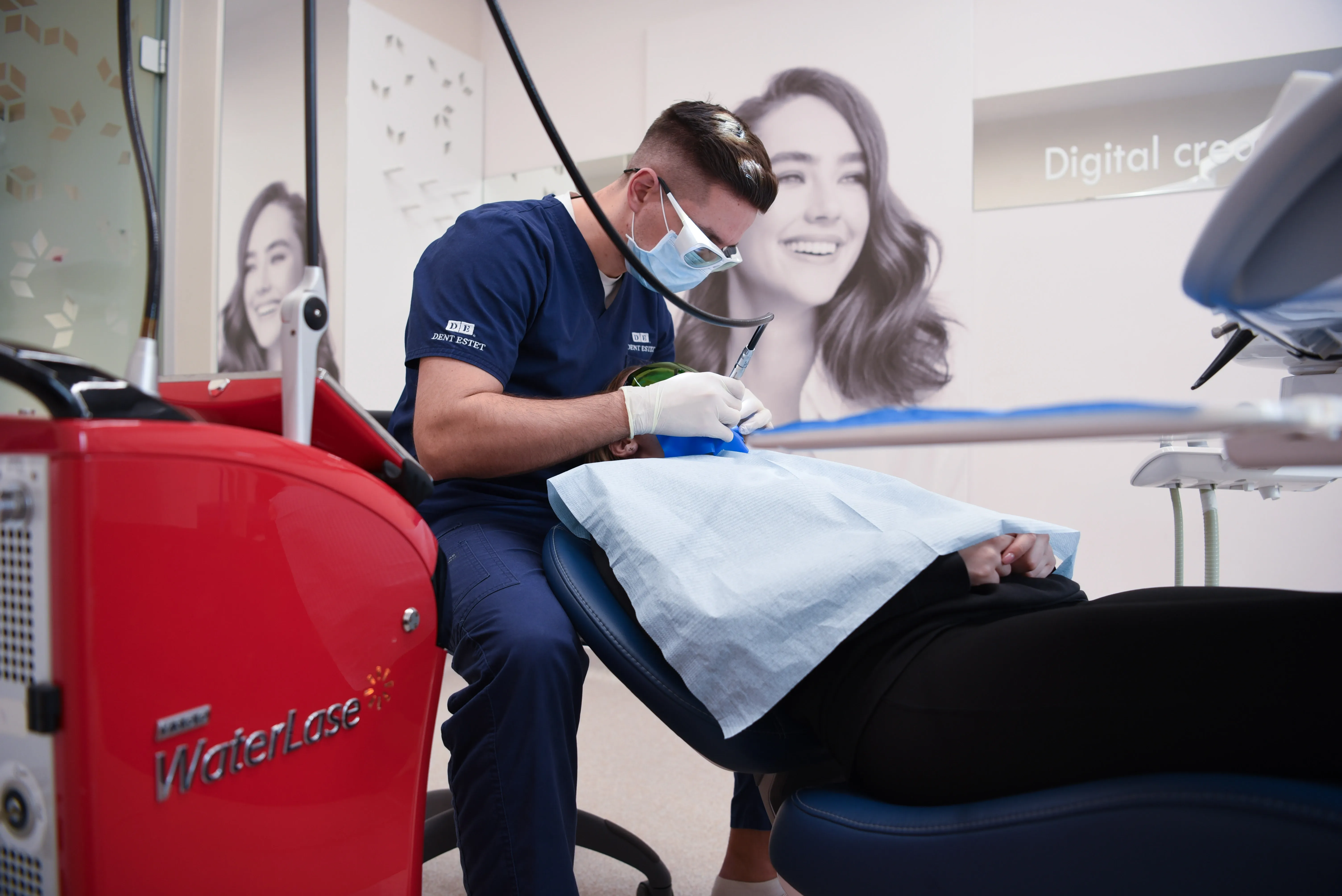 Dr. Ionuț Zaharii tratează caria dentară prin obturații cu laserul Biolase Waterlase.