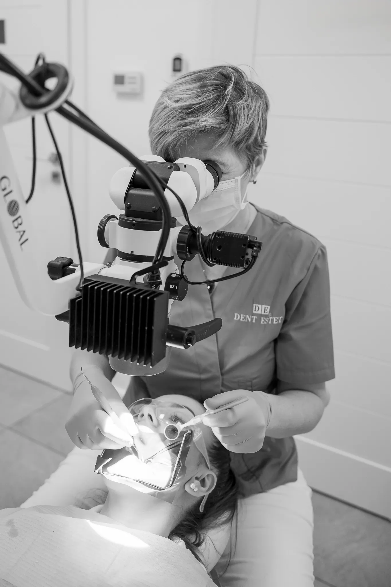 Tratamentul cariei dentare cu microscop – Dr. Mariana Oniță - DENT ESTET Oradea.