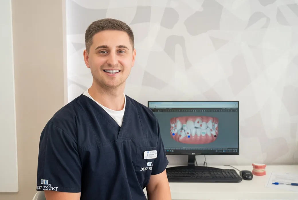 Medic ortodont in cabinetul dentar