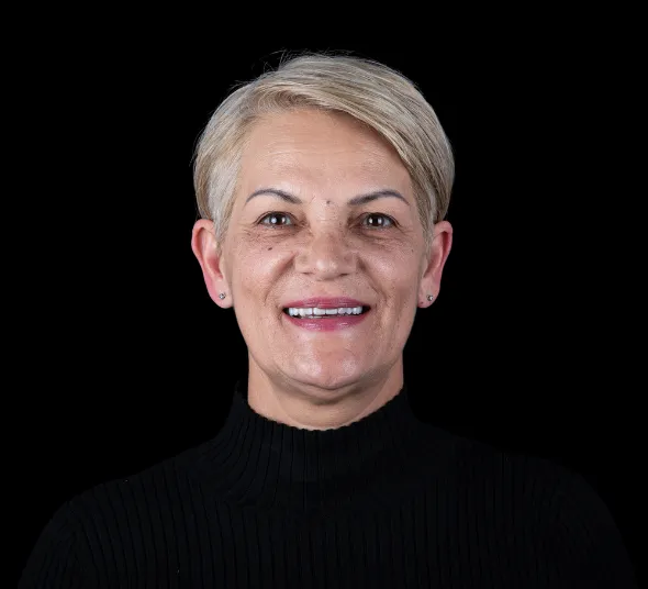 Pacienta Georgeta F. după tratamentul cu fațete dentare EMAX și coroane premium