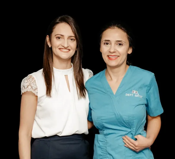 Pacienta Alexandra Toader alături de Dr. Alina Pantilie după finalizarea tratamentului | DENT ESTET Brasov