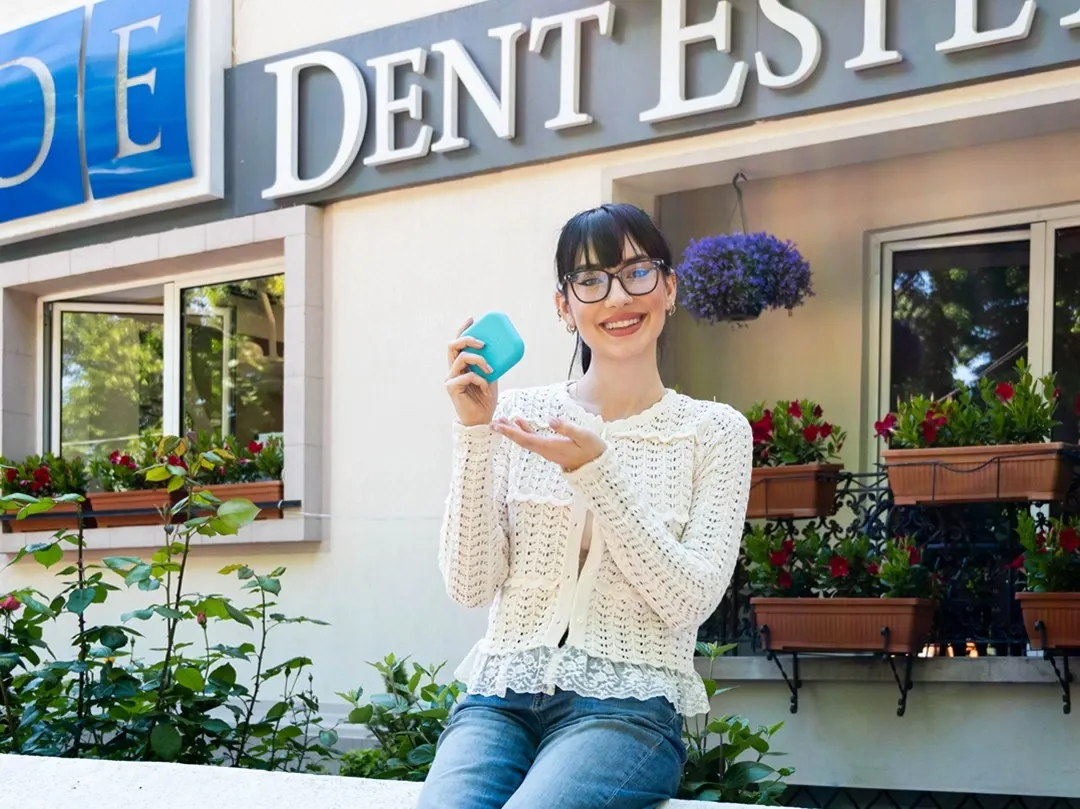 Pacienta cu aparat dentar la DENT ESTET