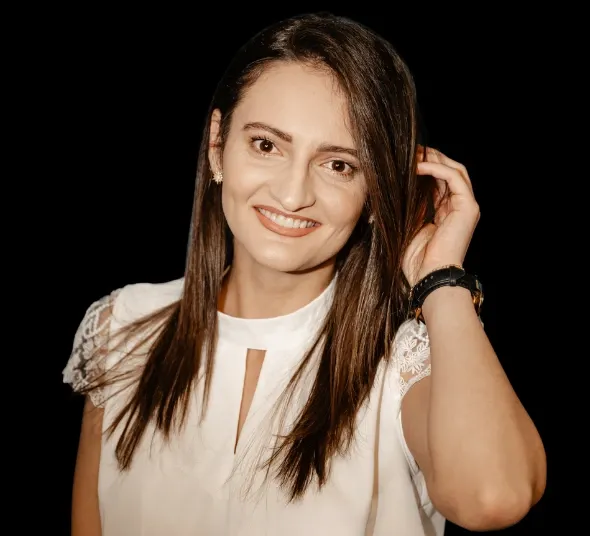 Pacientă după tratament de estetică dentară cu fațete EMAX realizat la DENT ESTET Brașov
