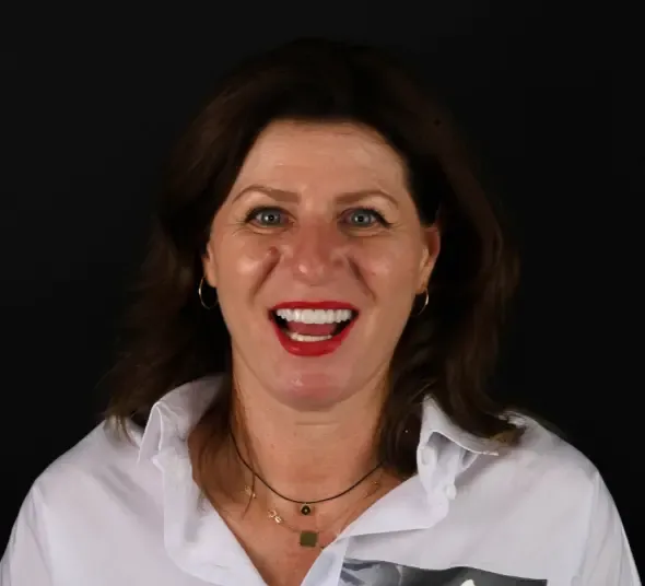 Pacientă cu implant dentar și coroane dentare ceramice Brașov
