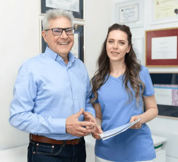 Dr. Alice Gavrilescu și pacient după tratament cu fațete dentare ceramice.