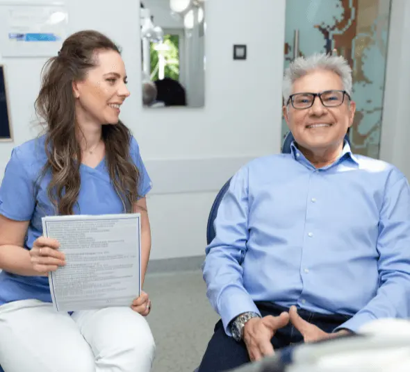 Dr. Alice Gavrilescu și pacient zâmbind după tratament cu fațete.