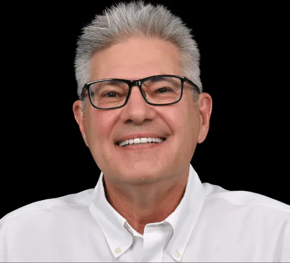 Pacient zâmbind după tratament cu fațete dentare ceramice.