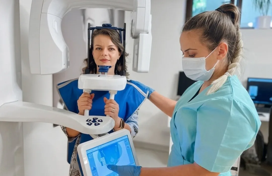 Pacient care efectueaza o radiografie dentara la DENT ESTET